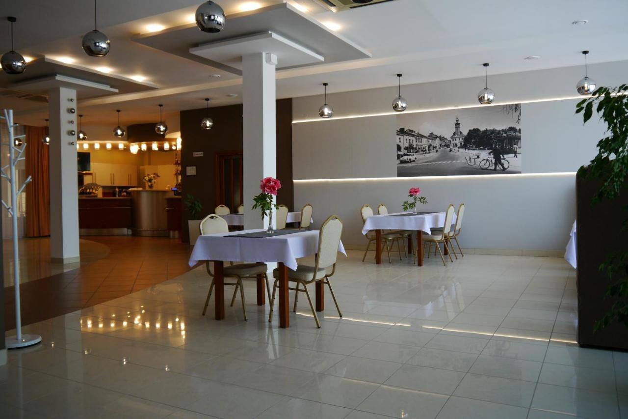 Hotel Restauracja Leliwa 普热沃斯克 外观 照片